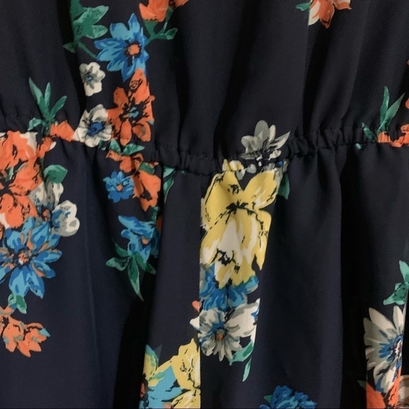 Love Tree Loose Flowing Lined V-Neck with Tie Blue Floral Print Romper. Size M - Picture 7 of 12